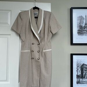 Vintage double breasted dress 
Shoulder pads 
Gingham style 
Size: 10P